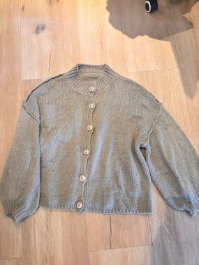 Casual Crewneck Button-Front Women’s Sweater in Light Taupe